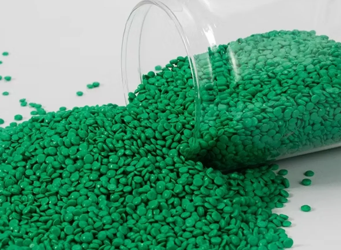 Detalhe de grânulos de PVC flexível em imagem ilustrativa