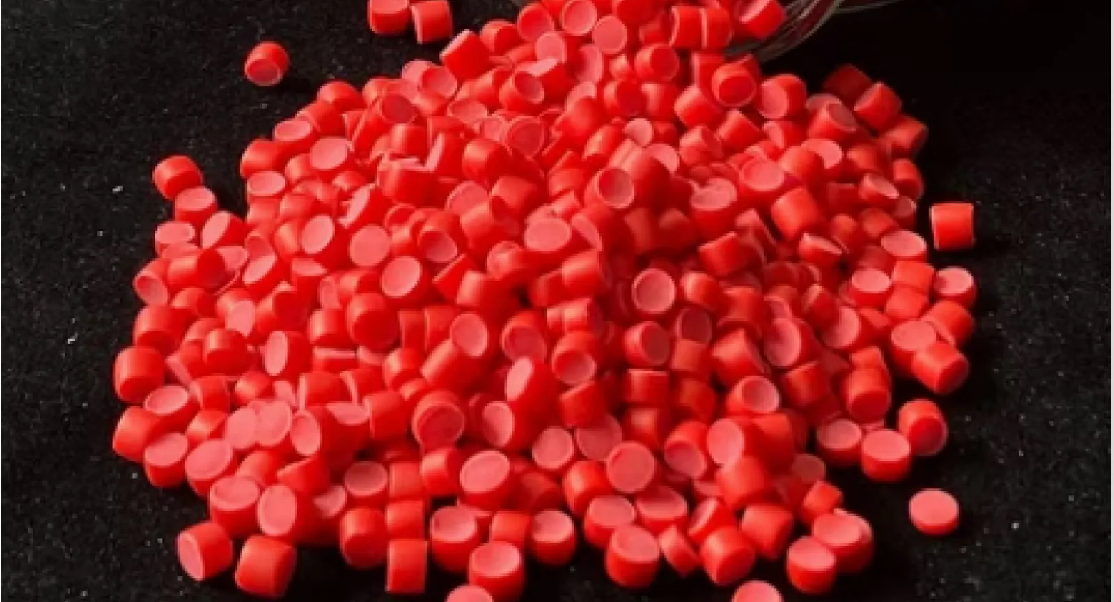 Detalhe de grânulos de PVC flexível em imagem ilustrativa
